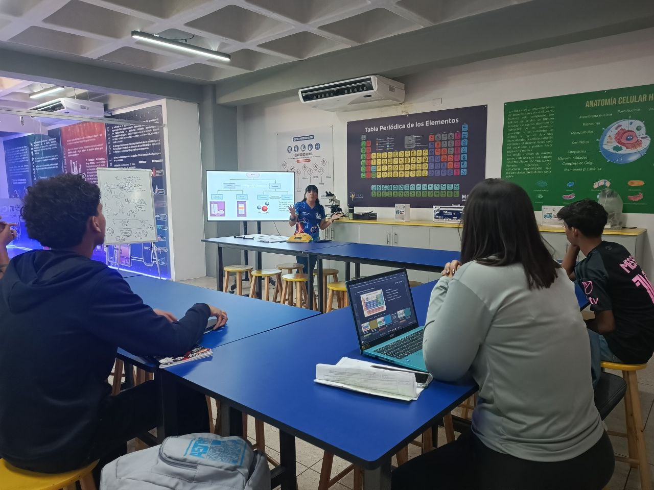 Estudiantes carabobeños participan en la Ruta Científica para fortalecer conocimientos en el área de Química
